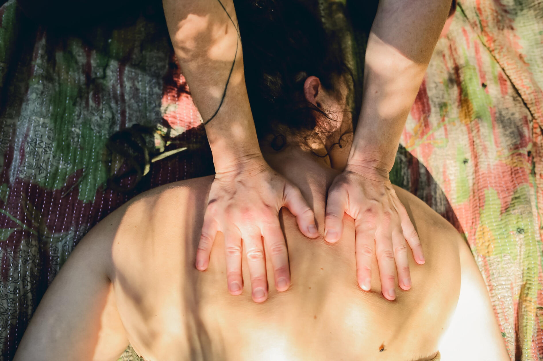 Shoulder work Both palms resting on the upper back and shoulders